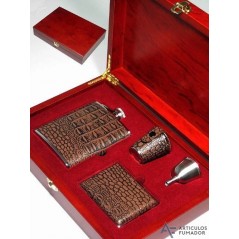 Set de licorera 6 ozs. con tres accesorios. En estuche de madera