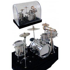 Miniatura  Bateria  de  metal  cromado  y  dorado  en  urna  acrílica.