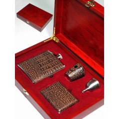 Set  de  licorera  6  ozs.  con  tres  accesorios.  En  estuche  de  madera